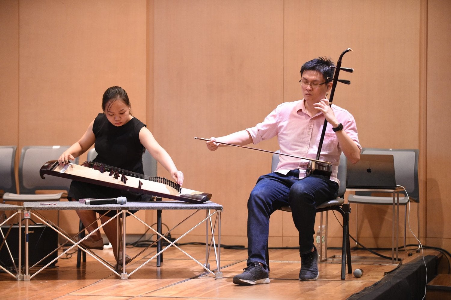 Jun Yan playing in a workshop.