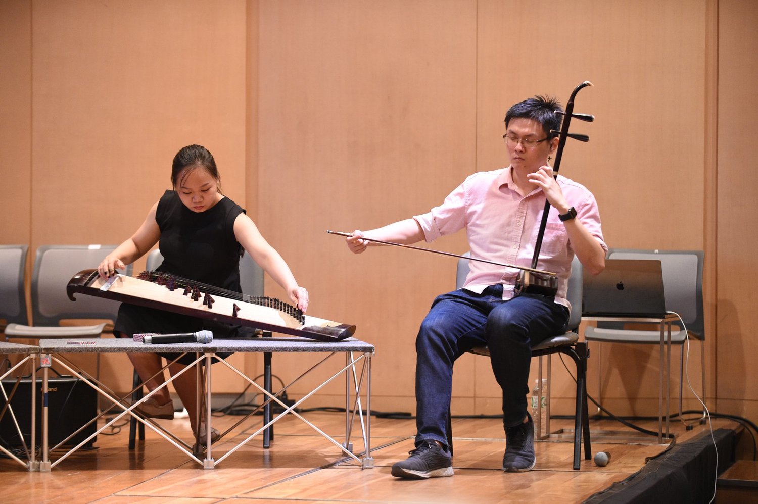 Jun Yan playing in a workshop.