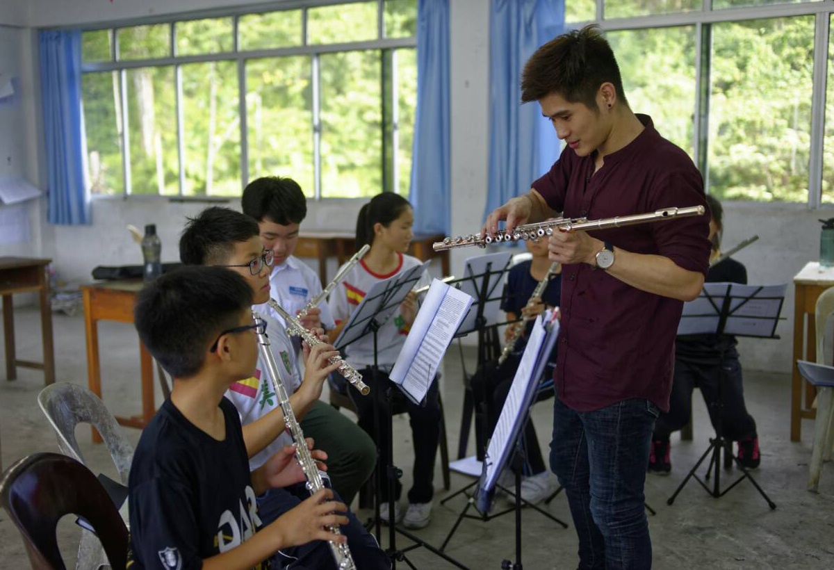 Shao Ming coaches students on flute technique.