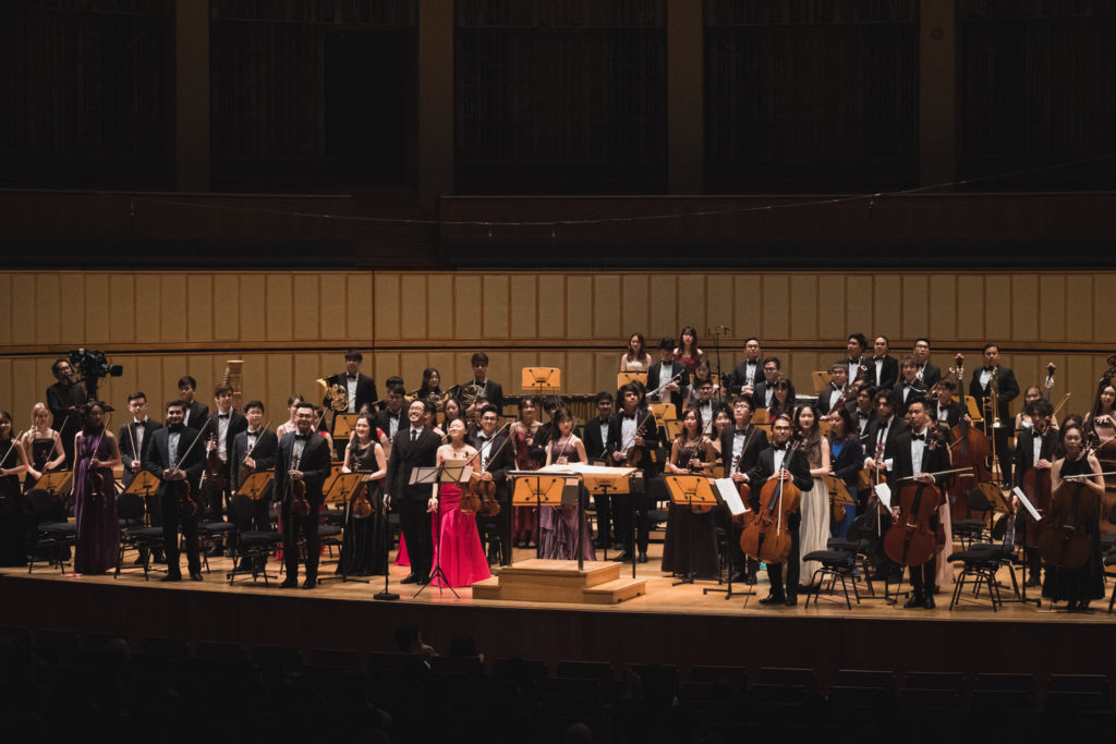 The Conservatory Orchestra, together with soloist Prof Qian Zhou, giving a bow after a performance of Walton's virtuosic Violin Concerto.
