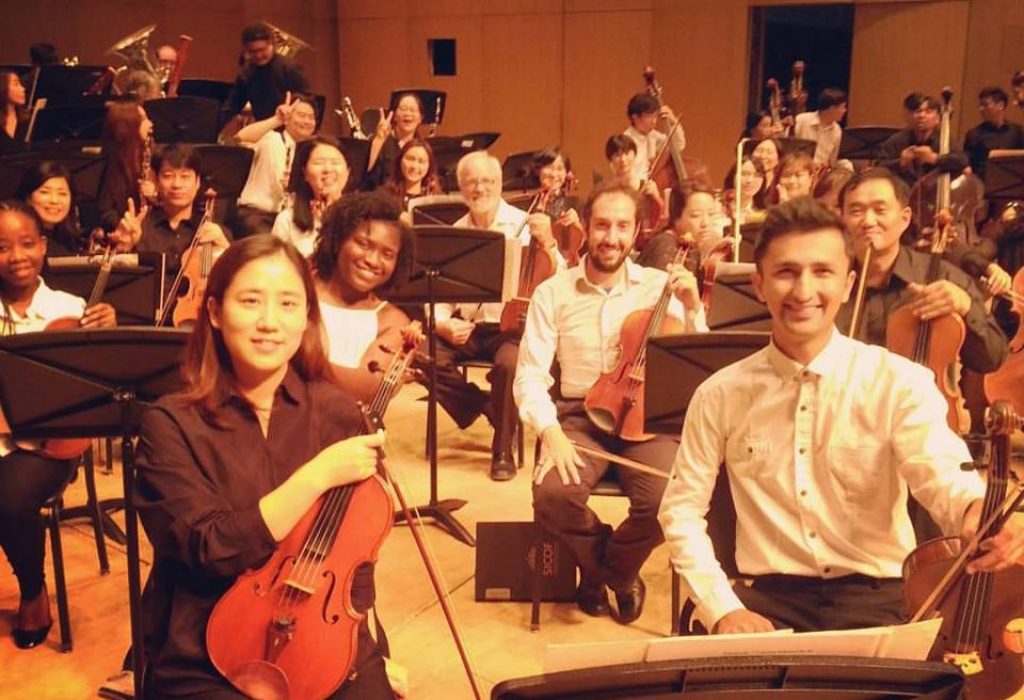 Dior as principal violist at the 4th Seoul International Community Orchestra Festival (2017), where non-professional musicians from around the world who are passionate about classical music form their own orchestra and engage in lively exchange.